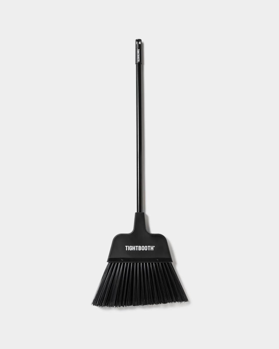 LOGO BROOM